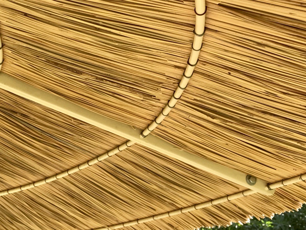 Structure parasol en paille naturelle